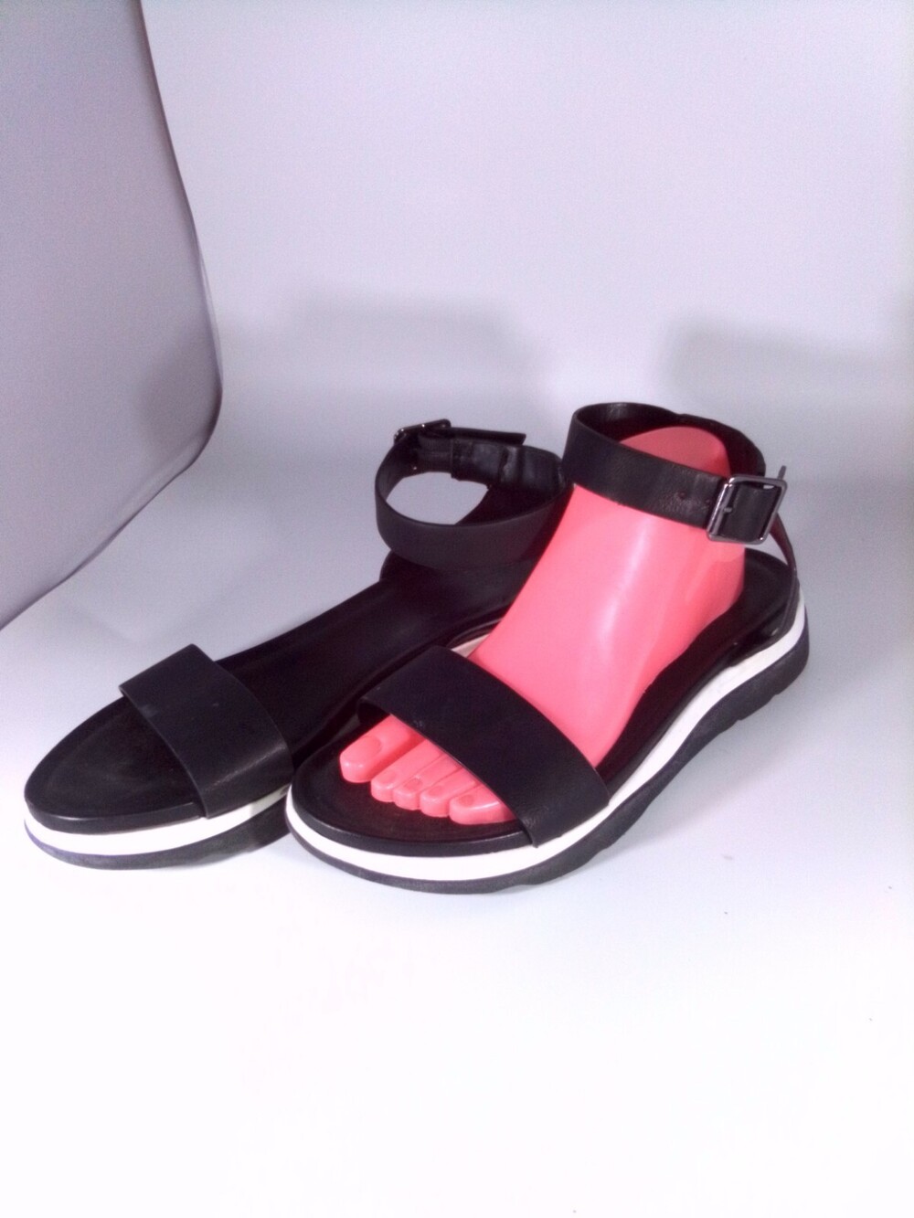 A NEW DAY WOMEN'S RAVEN BLACK W/WHITE ANKLE STRAP SANDALS SIZE 9.5M